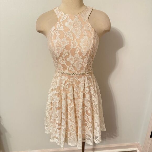 David’s Bridal City Triangle Ivory/Nude Short Lace Dress Bead Embellished Waist - Picture 3 of 11
